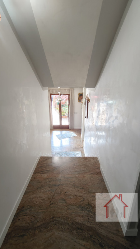 Prestigiosa villa singola costruita negli anni '80 dalle finiture particolari, piano terra ampio ...