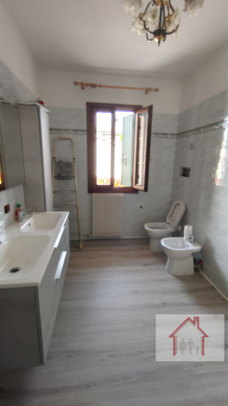 Prestigiosa villa singola costruita negli anni '80 dalle finiture particolari, piano terra ampio ...