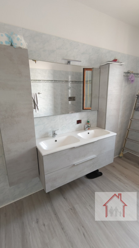 Prestigiosa villa singola costruita negli anni '80 dalle finiture particolari, piano terra ampio ...