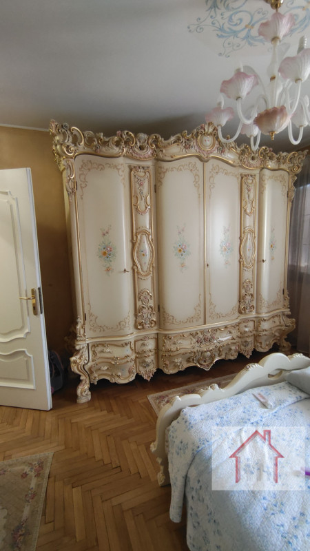 Prestigiosa villa singola costruita negli anni '80 dalle finiture particolari, piano terra ampio ...