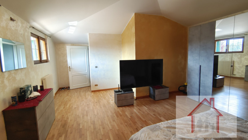 Prestigiosa villa singola costruita negli anni '80 dalle finiture particolari, piano terra ampio ...