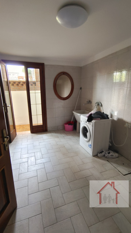 Prestigiosa villa singola costruita negli anni '80 dalle finiture particolari, piano terra ampio ...