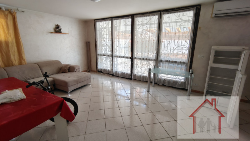 Prestigiosa villa singola costruita negli anni '80 dalle finiture particolari, piano terra ampio ...