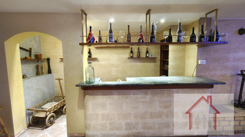 Prestigiosa villa singola costruita negli anni '80 dalle finiture particolari, piano terra ampio ...