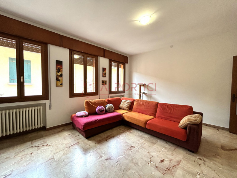 PIOVE DI SACCO centro storico – APPARTAMENTO arredato solo di cucina + tavolo/sedie situato nel C...