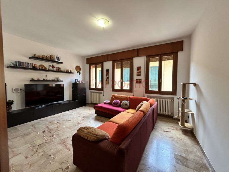 PIOVE DI SACCO centro storico – APPARTAMENTO arredato solo di cucina + tavolo/sedie situato nel C...