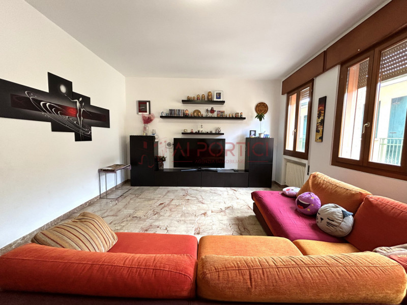 PIOVE DI SACCO centro storico – APPARTAMENTO arredato solo di cucina + tavolo/sedie situato nel C...
