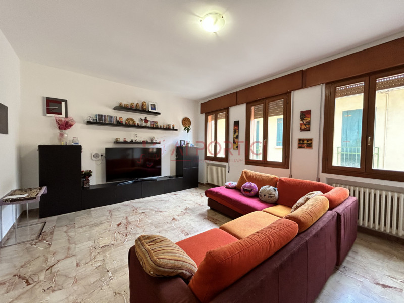 PIOVE DI SACCO centro storico – APPARTAMENTO arredato solo di cucina + tavolo/sedie situato nel C...
