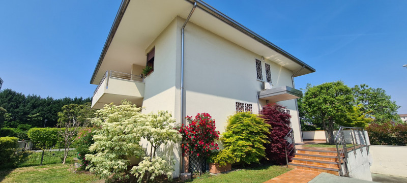 Se stai cercando una casa spaziosa, confortevole e in ottimo stato, questa villetta bifamiliare r...