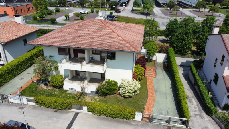 Se stai cercando una casa spaziosa, confortevole e in ottimo stato, questa villetta bifamiliare r...