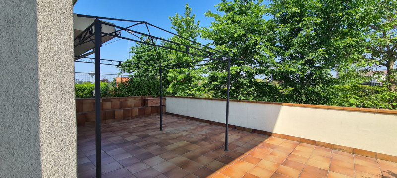 Se stai cercando una casa spaziosa, confortevole e in ottimo stato, questa villetta bifamiliare r...