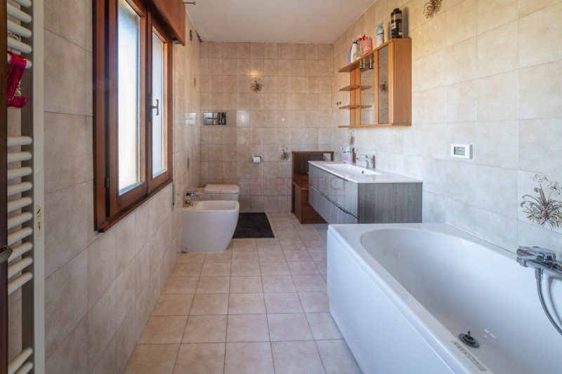 PIOVE DI SACCO – CASA SINGOLA ARREDATA con circa 350 mq di scoperto, libera dal 01/01/2026. Dispo...