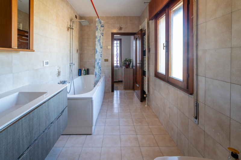 PIOVE DI SACCO – CASA SINGOLA ARREDATA con circa 350 mq di scoperto, libera dal 01/01/2026. Dispo...