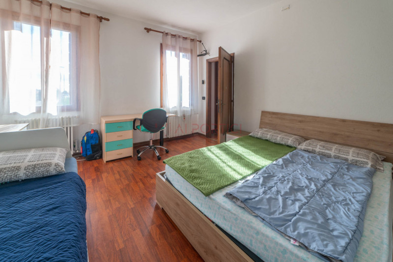 PIOVE DI SACCO – CASA SINGOLA ARREDATA con circa 350 mq di scoperto, libera dal 01/01/2026. Dispo...