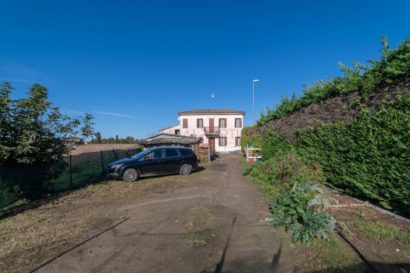 PIOVE DI SACCO – CASA SINGOLA ARREDATA con circa 350 mq di scoperto, libera dal 01/01/2026. Dispo...