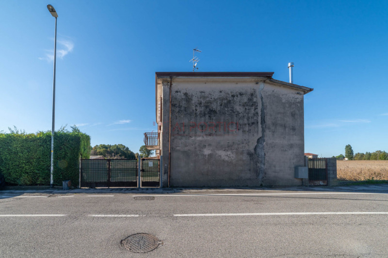 PIOVE DI SACCO – CASA SINGOLA ARREDATA con circa 350 mq di scoperto, libera dal 01/01/2026. Dispo...