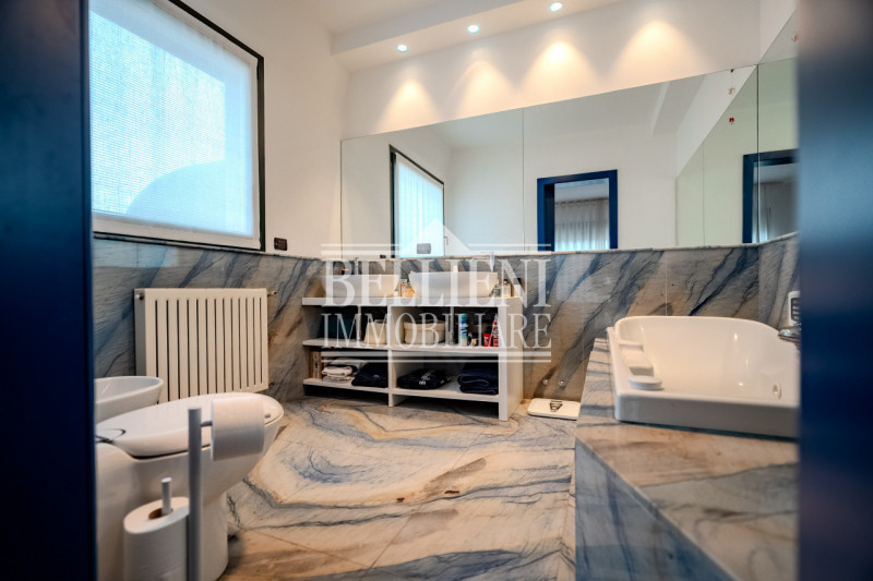 PARCO CITTA': in zona ben servita e comoda al Centro città, ATTICO con ampia terrazza panoramica....