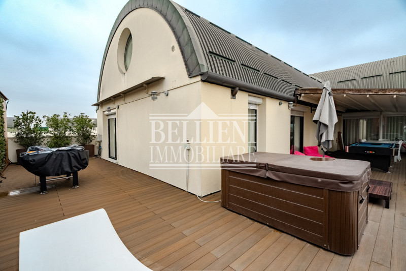 PARCO CITTA': in zona ben servita e comoda al Centro città, ATTICO con ampia terrazza panoramica....