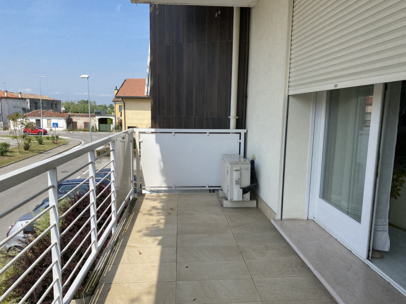 In pieno centro a Codevigo appartamento al piano primo servito da ascensore ed inserito in recent...