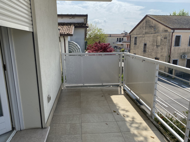 In pieno centro a Codevigo appartamento al piano primo servito da ascensore ed inserito in recent...