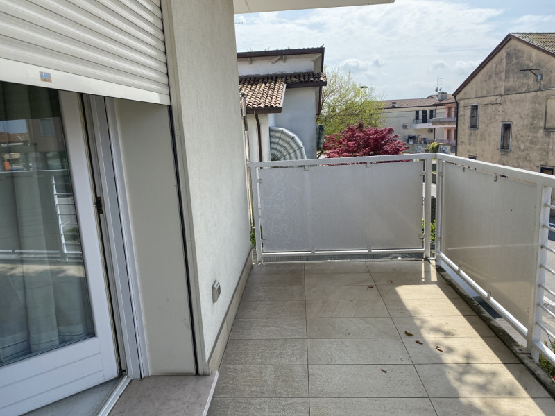 In pieno centro a Codevigo appartamento al piano primo servito da ascensore ed inserito in recent...