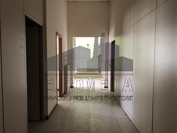 VICENZA: Rif. 1458 - A - ANTONIO - Per info 338.4892021 – EUROMEDIA propone in zona commerciale –...