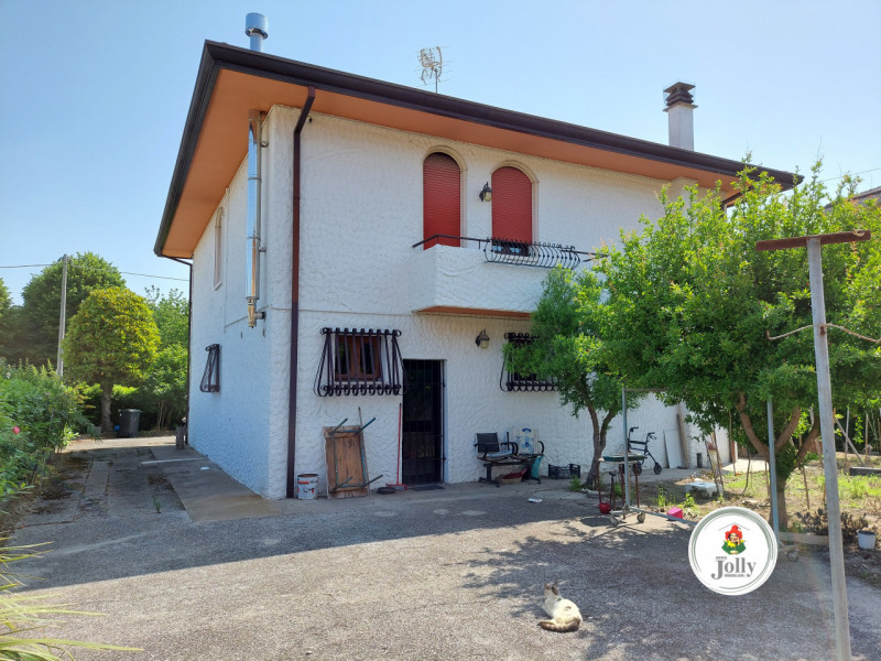 Info prestazione energetica:
Classe G
Epgl,nren 434,71 kwh/m2anno
Epgl,ren 0,84 kwh/m2anno
((

--...