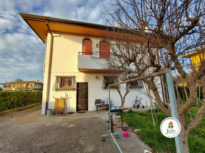 Info prestazione energetica:
Classe G
Epgl,nren 434,71 kwh/m2anno
Epgl,ren 0,84 kwh/m2anno
((

--...