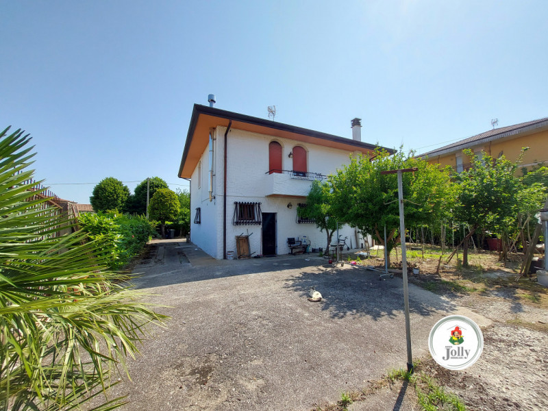 Info prestazione energetica:
Classe G
Epgl,nren 434,71 kwh/m2anno
Epgl,ren 0,84 kwh/m2anno
((

--...