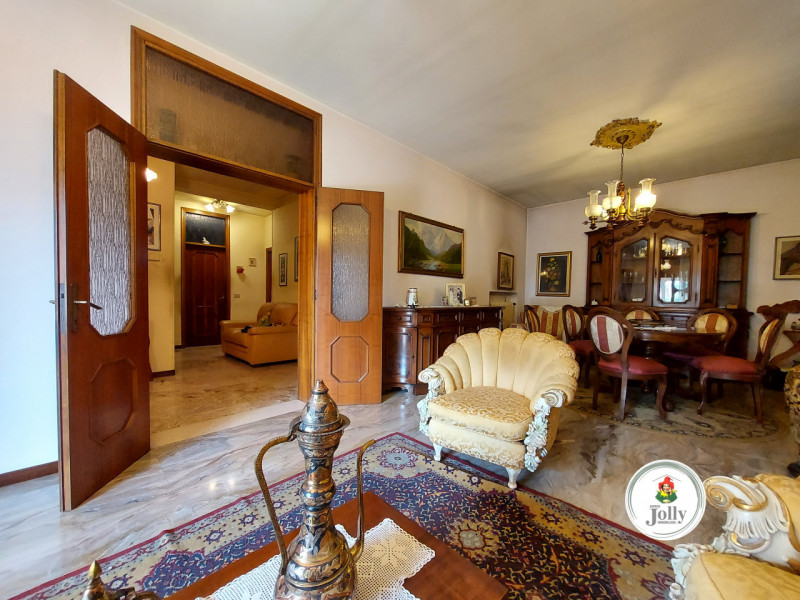 Info prestazione energetica:
Classe G
Epgl,nren 434,71 kwh/m2anno
Epgl,ren 0,84 kwh/m2anno
((

--...