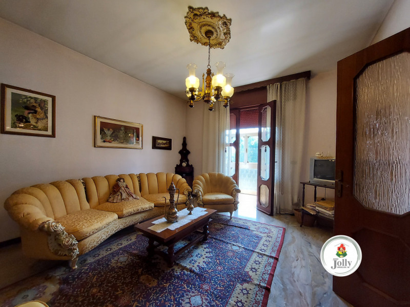 Info prestazione energetica:
Classe G
Epgl,nren 434,71 kwh/m2anno
Epgl,ren 0,84 kwh/m2anno
((

--...