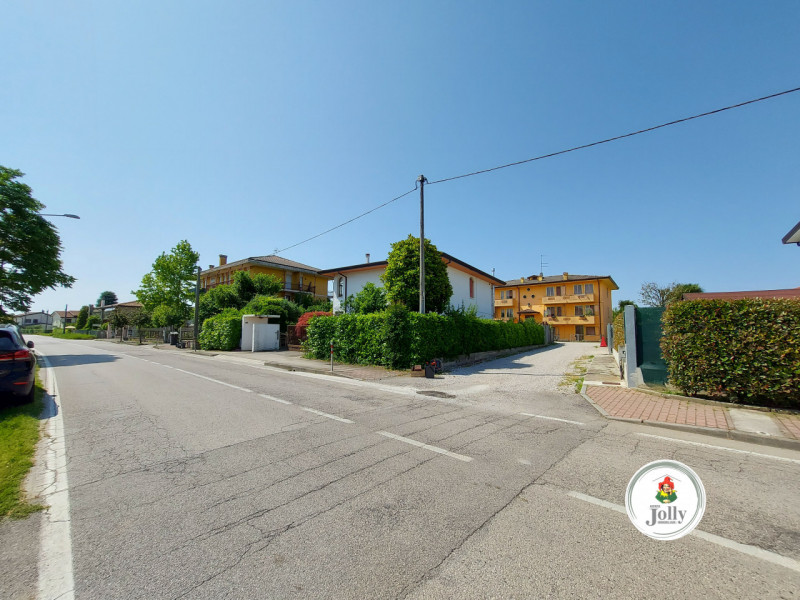 Info prestazione energetica:
Classe G
Epgl,nren 434,71 kwh/m2anno
Epgl,ren 0,84 kwh/m2anno
((

--...