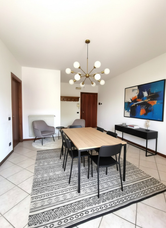 Proponiamo in affitto un luminoso appartamento NON ARREDATO di circa 65 mq situato al primo piano...