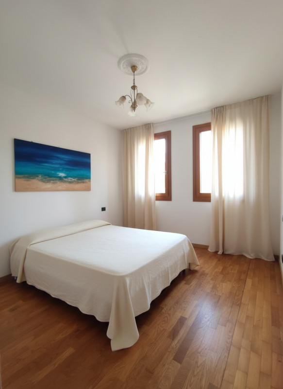 Proponiamo in affitto un luminoso appartamento NON ARREDATO di circa 65 mq situato al primo piano...