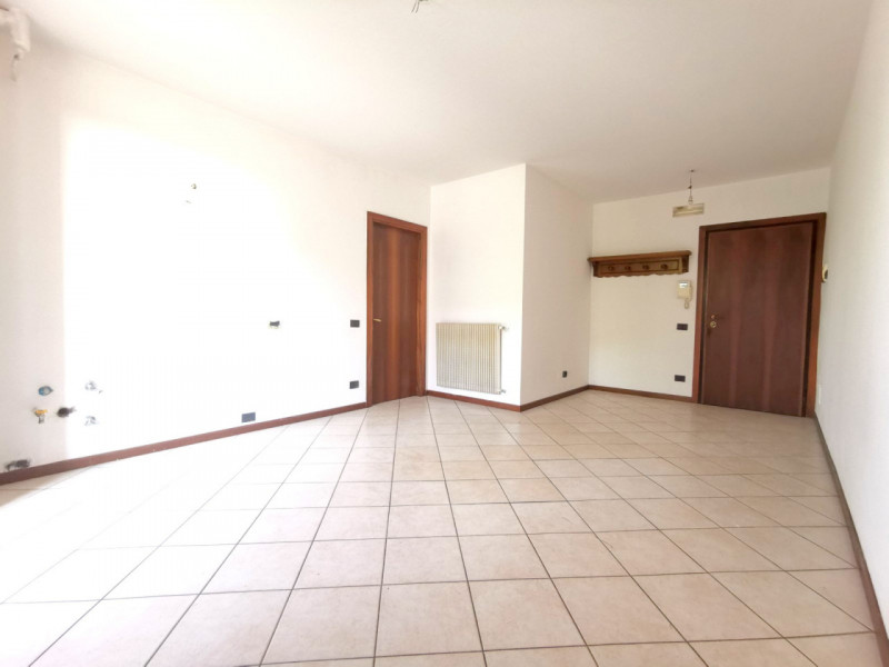 Proponiamo in affitto un luminoso appartamento NON ARREDATO di circa 65 mq situato al primo piano...