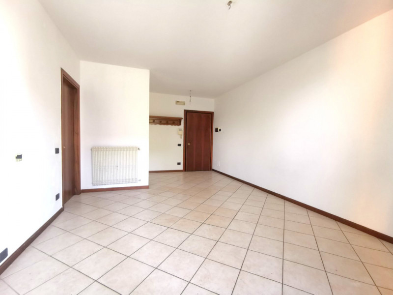 Proponiamo in affitto un luminoso appartamento NON ARREDATO di circa 65 mq situato al primo piano...