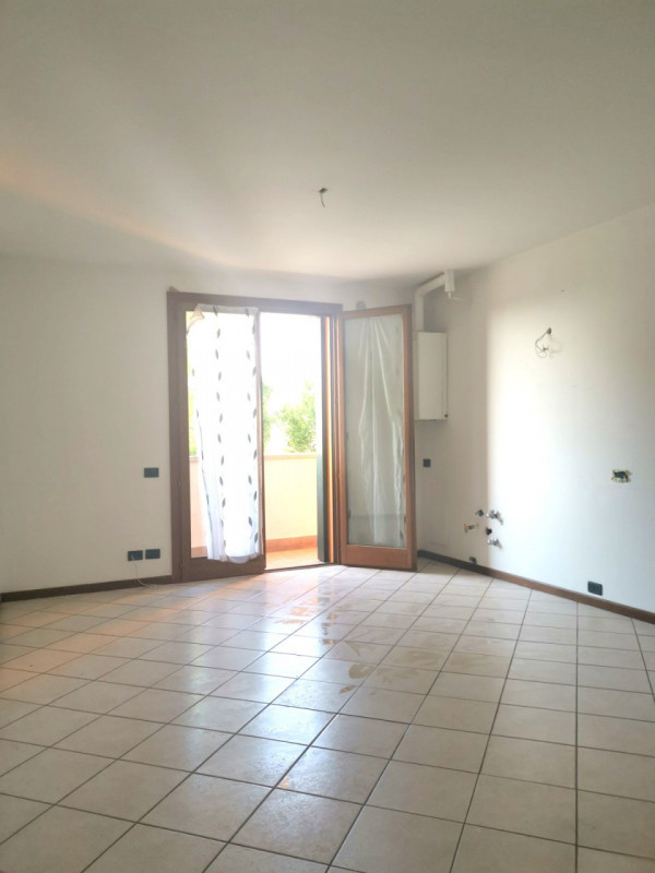 Proponiamo in affitto un luminoso appartamento NON ARREDATO di circa 65 mq situato al primo piano...