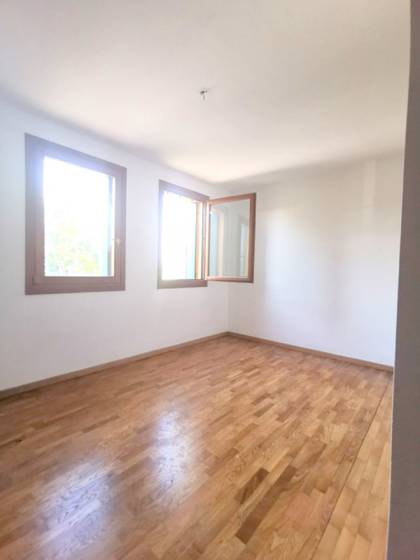 Proponiamo in affitto un luminoso appartamento NON ARREDATO di circa 65 mq situato al primo piano...