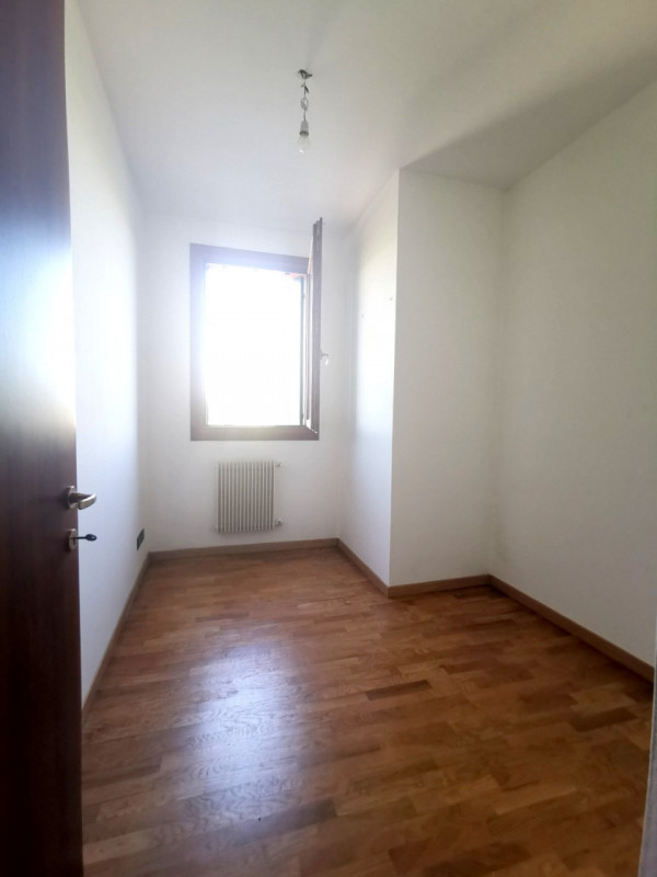 Proponiamo in affitto un luminoso appartamento NON ARREDATO di circa 65 mq situato al primo piano...