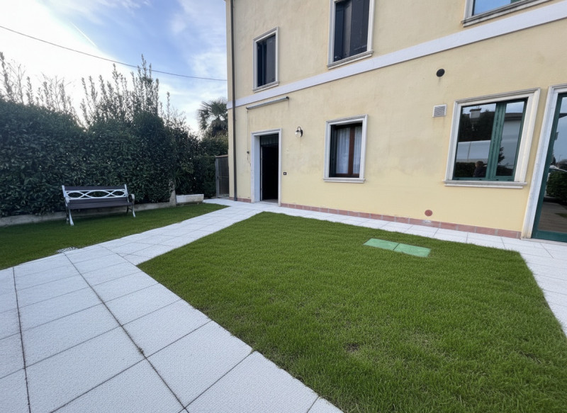 In vendita a Marsango, nel comune di Campo San Martino, proponiamo un elegante appartamento al pi...