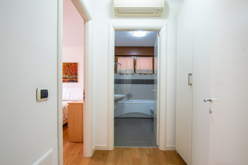 In vendita a Cadoneghe, nella ricercata e servitissima zona di Castagnara, proponiamo un moderno ...