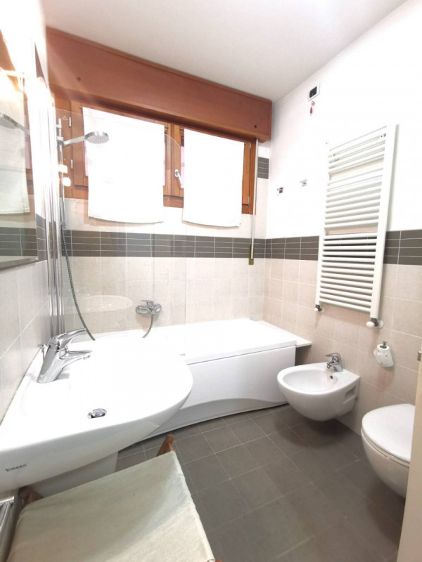 In vendita a Cadoneghe, nella ricercata e servitissima zona di Castagnara, proponiamo un moderno ...