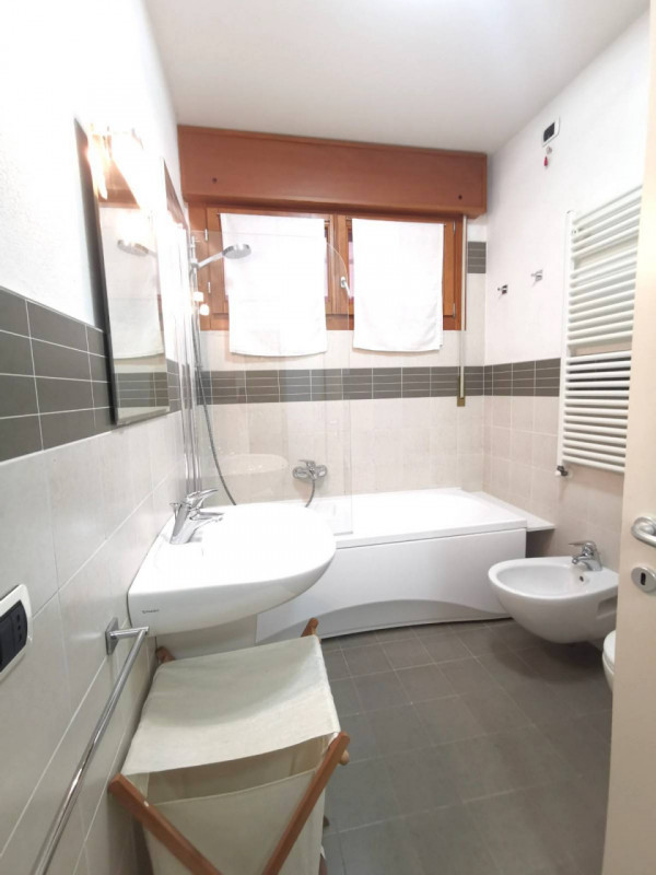 In vendita a Cadoneghe, nella ricercata e servitissima zona di Castagnara, proponiamo un moderno ...