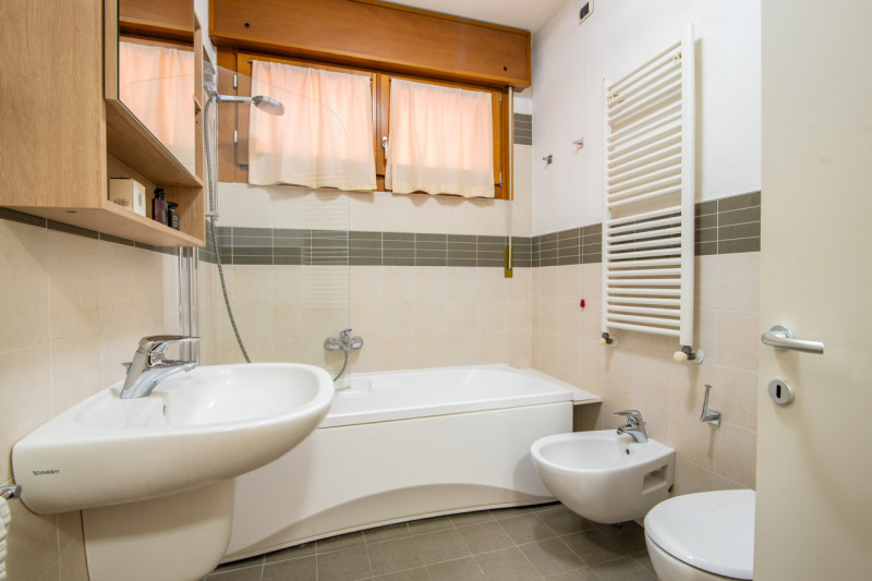 In vendita a Cadoneghe, nella ricercata e servitissima zona di Castagnara, proponiamo un moderno ...