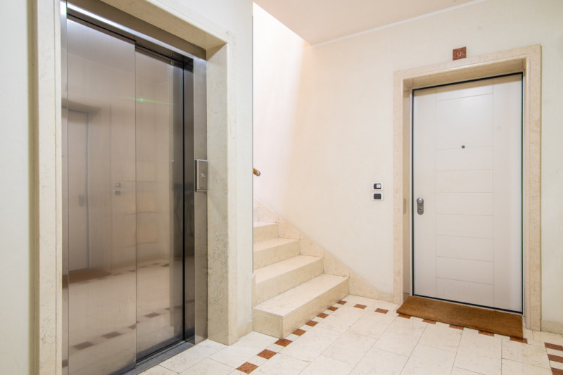 In vendita a Cadoneghe, nella ricercata e servitissima zona di Castagnara, proponiamo un moderno ...