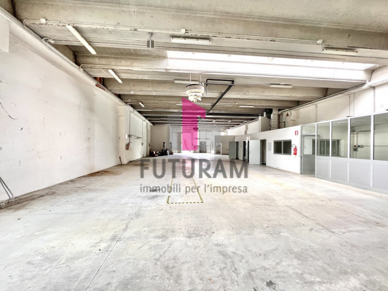 VICENZA EST - RIF.476FUTURAM - PER INFO 0444/310220 - 392/9183796

Si propone in locazione capann...