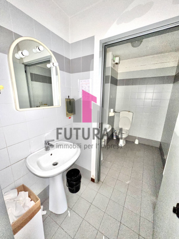 VICENZA EST - RIF.476FUTURAM - PER INFO 0444/310220 - 392/9183796

Si propone in locazione capann...