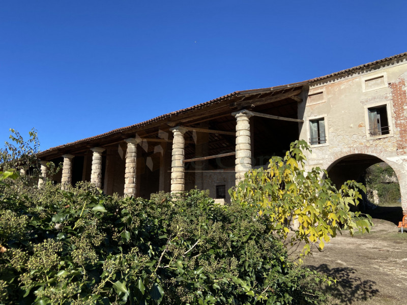 Scopri un angolo di storia e bellezza nel cuore della provincia di Vicenza. Questa straordinaria ...