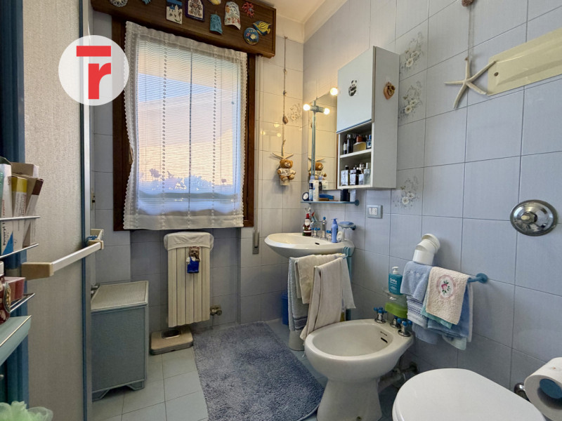 Torre - In centro paese, a pochi passi da tutti i servizi del quartiere come bar, tabacchini, scu...