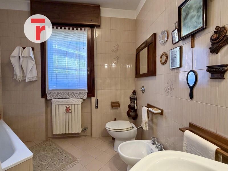 Torre - In centro paese, a pochi passi da tutti i servizi del quartiere come bar, tabacchini, scu...